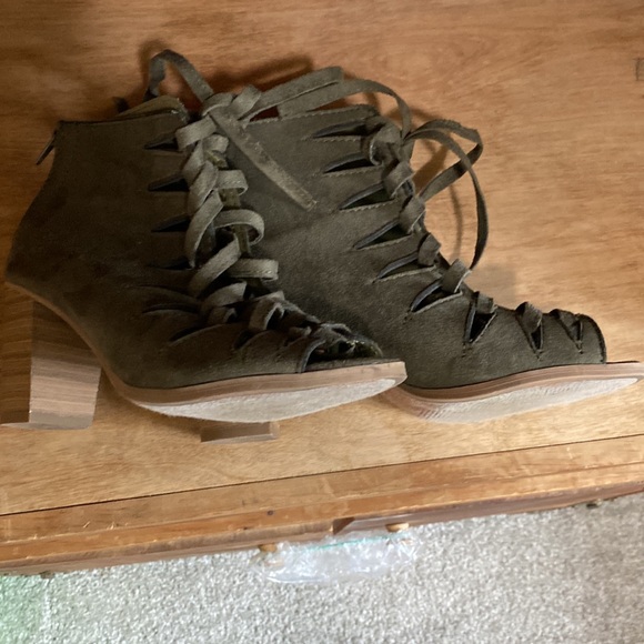 Heeled Lace Up Booties! size 6.5! - Picture 6 of 7